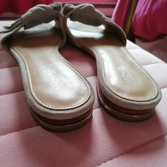 ** SOLD ** MICHAEL KORS Beige Slides size 8 - Picture 2 of 5